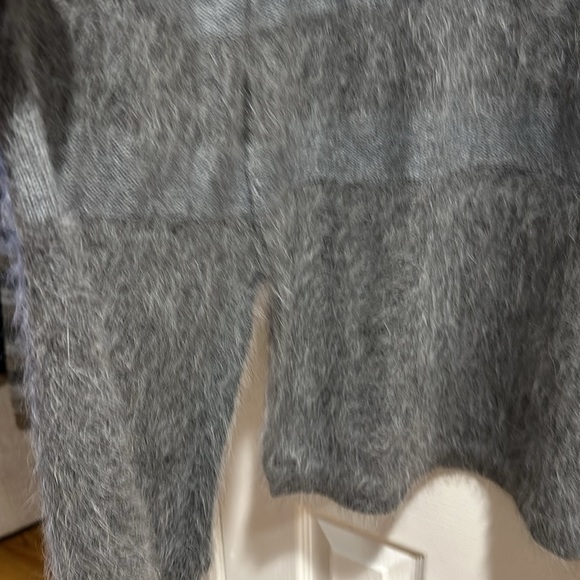 Beautiful 100% cardigan sweater with front pockets and side slits. - Picture 6 of 8